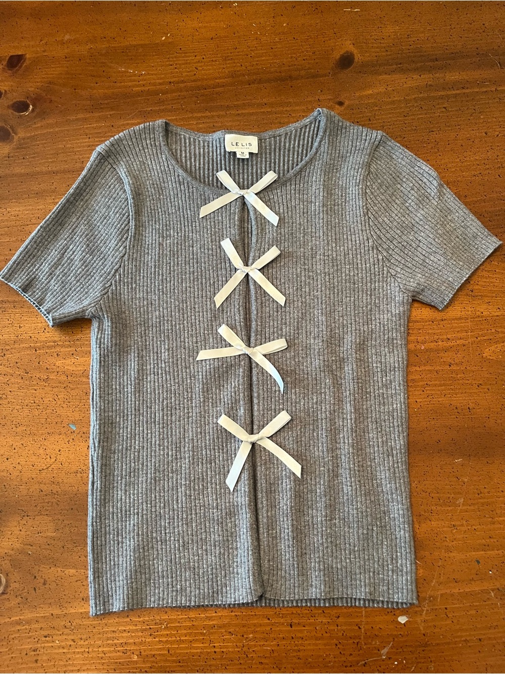 Le Lis Gray Ribbed Short-Sleeve Top with Front Bow Accents - Size M